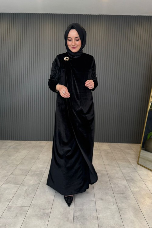 Broş Detaylı Kadife Elbise