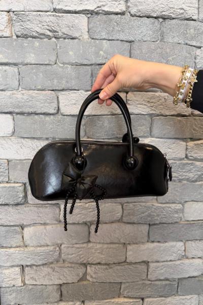 Charm Detaylı Baget Çanta