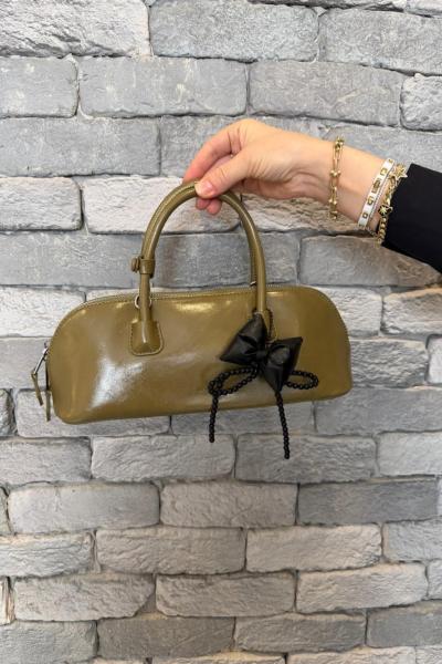 Charm Detaylı Baget Çanta