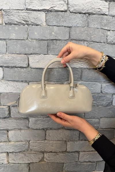 Charm Detaylı Baget Çanta