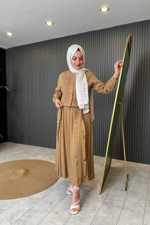 Önü Güpür Eteği Şeritli Takım